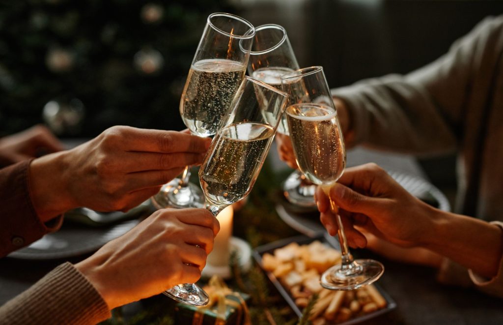 Bí Quyết Dọn Dẹp Sau Tiệc Tại Nhà Nhanh Gọn Hiệu Quả 6 Hướng dẫn cách tổ chức liên hoan cuối năm cho công ty, doanh nghiệp