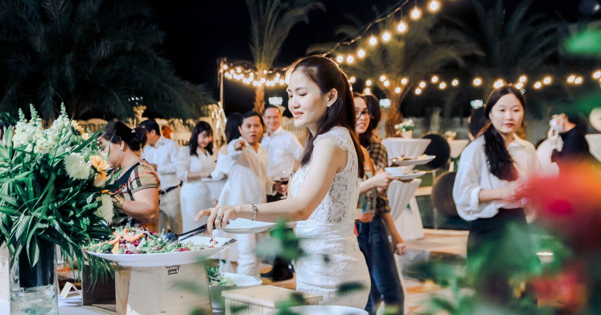 Hướng Dẫn Chuẩn Bị Kế Hoạch B Cho Tiệc Ngoài Trời 1 Kinh nghiệm tổ chức tiệc ngoài trời vào mùa mưa