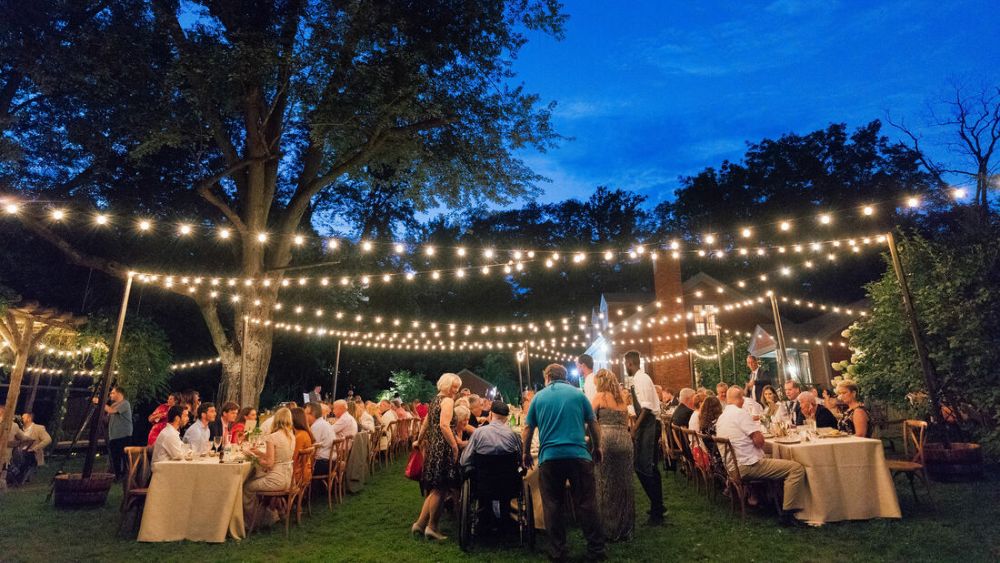 Hướng Dẫn Chuẩn Bị Kế Hoạch B Cho Tiệc Ngoài Trời 5 Kinh nghiệm & địa điểm tổ chức tiệc cưới ngoài trời ban đêm