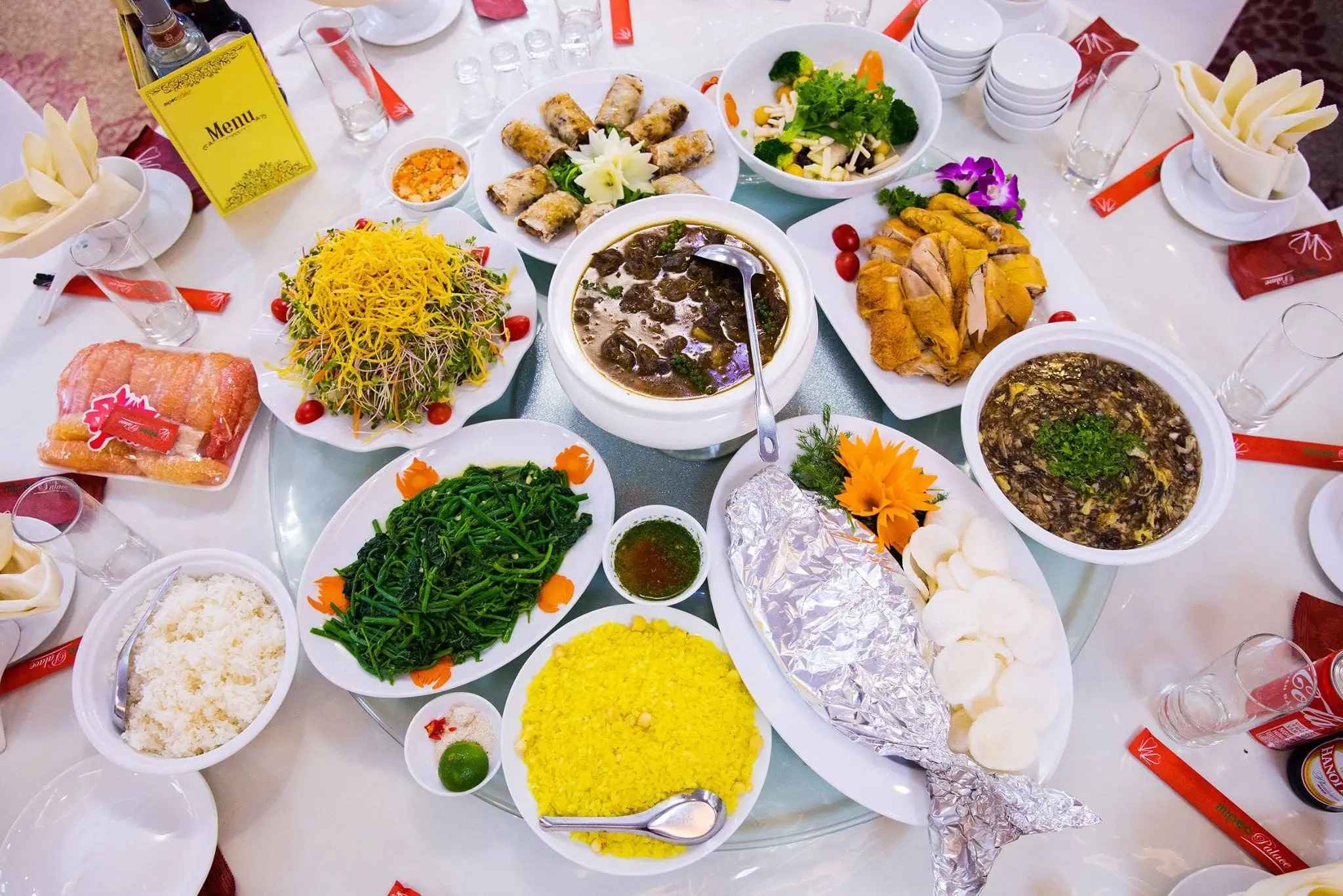 1 Bàn Tiệc Cưới Giá Bao Nhiêu? Bí Quyết Tối Ưu Chi Phí - Chạm Bistro Garden