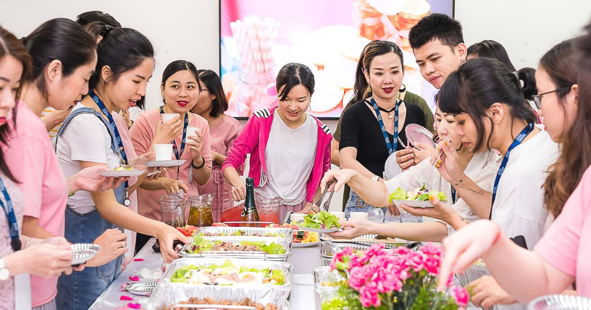 Nên tổ chức tiệc công ty tại văn phòng hay nhà hàng?