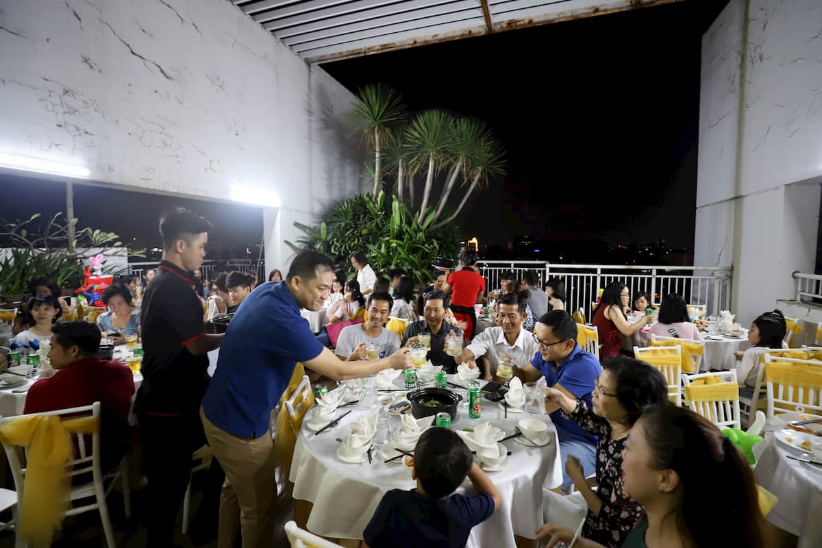 Dịch Vụ Nấu Ăn Và Đặt Tiệc Tại Nhà Ở Quảng Trị 8 Bí quyết tổ chức tiệc tân gia như ý cùng Vạn Lộc Phát-Nhà hàng Vạn Lộc Phát - Hệ thống phòng Vip máy lạnh, karaoke hiện đại.