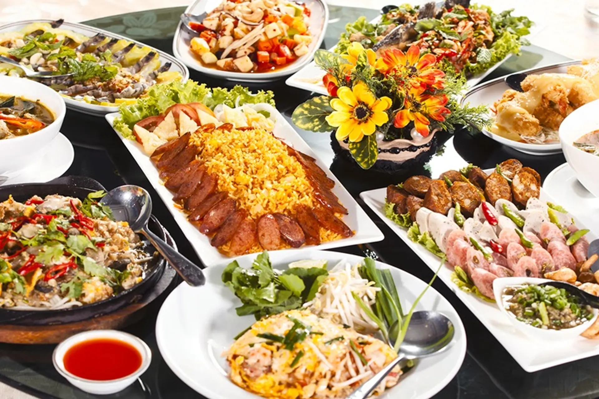 Bí Quyết Kết Hợp Món Ăn Cho Thực Đơn Tiệc Hấp Dẫn 5 Gợi ý chi tiết thực đơn tiệc cho 10 người đa dạng món ngon