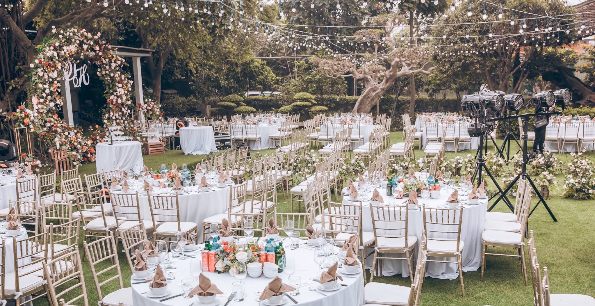 Kinh Nghiệm Tổ Chức Tiệc Ngoài Trời Chi Tiết Từ A Z 3 TRANG TRÍ TIỆC CƯỚI NGOÀI TRỜI - Cưới Hỏi Trọn Gói HAPPY- 893 La Thành