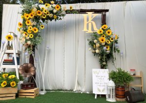 Trang Trí Bàn Gallery Tiệc Cưới Với Hoa Hướng Dương | Đám Cưới Phong Cách -  Wedding Planner - Mỗi Đám Cưới Là Một Câu Chuyện