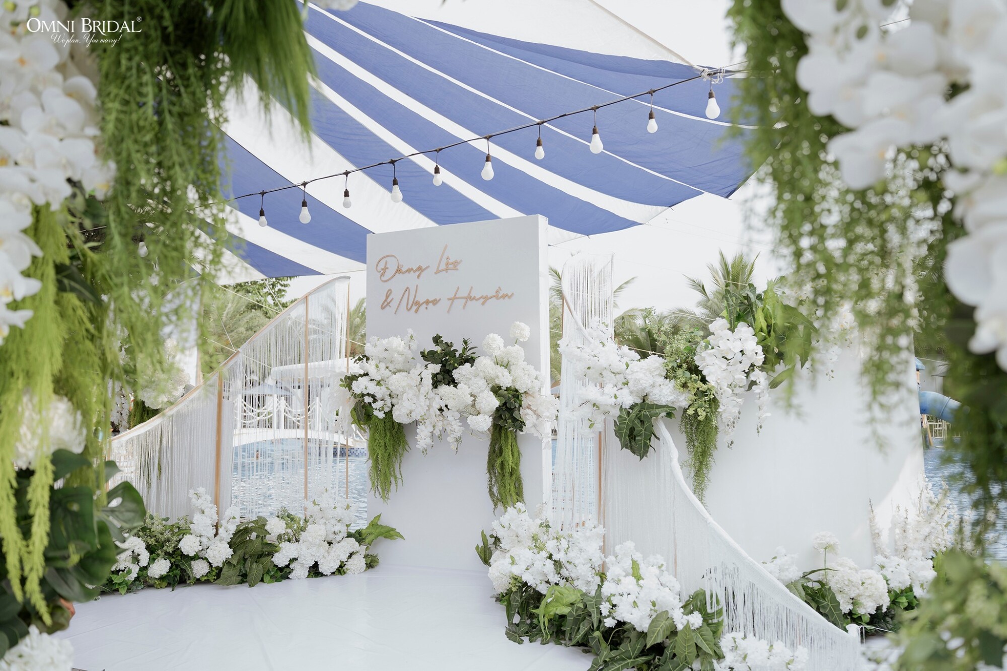 7 Sai Lầm Cần Tránh Khi Tự Tổ Chức Tiệc Tại Nhà 10 Xử lý sự cố khi tổ chức tiệc cưới ngoài trời: Khi trởi đổ cơn mưa - Omni Bridal- Đơn vị cung cấp dịch vụ cưới trọn gói chuyên nghiệp và uy