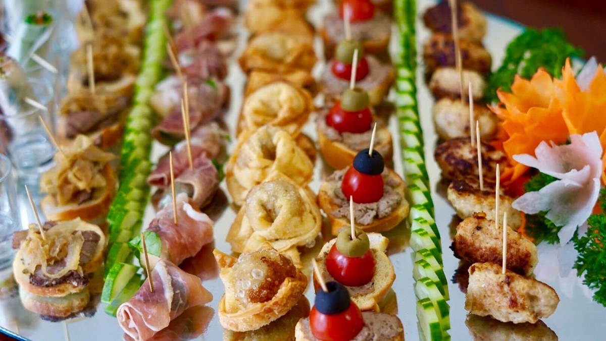 Gợi ý thực đơn tiệc finger food Việt Nam đơn giản, hấp dẫn tại nhà