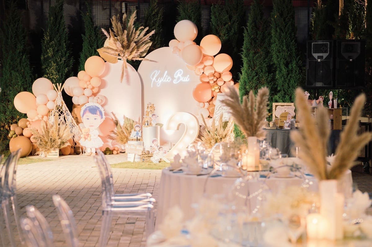 Bí Quyết Trang Trí Không Gian Tiệc Bằng Ánh Sáng 5 Bí quyết trang trí sinh nhật ngoài trời lung linh, gây ấn tượng