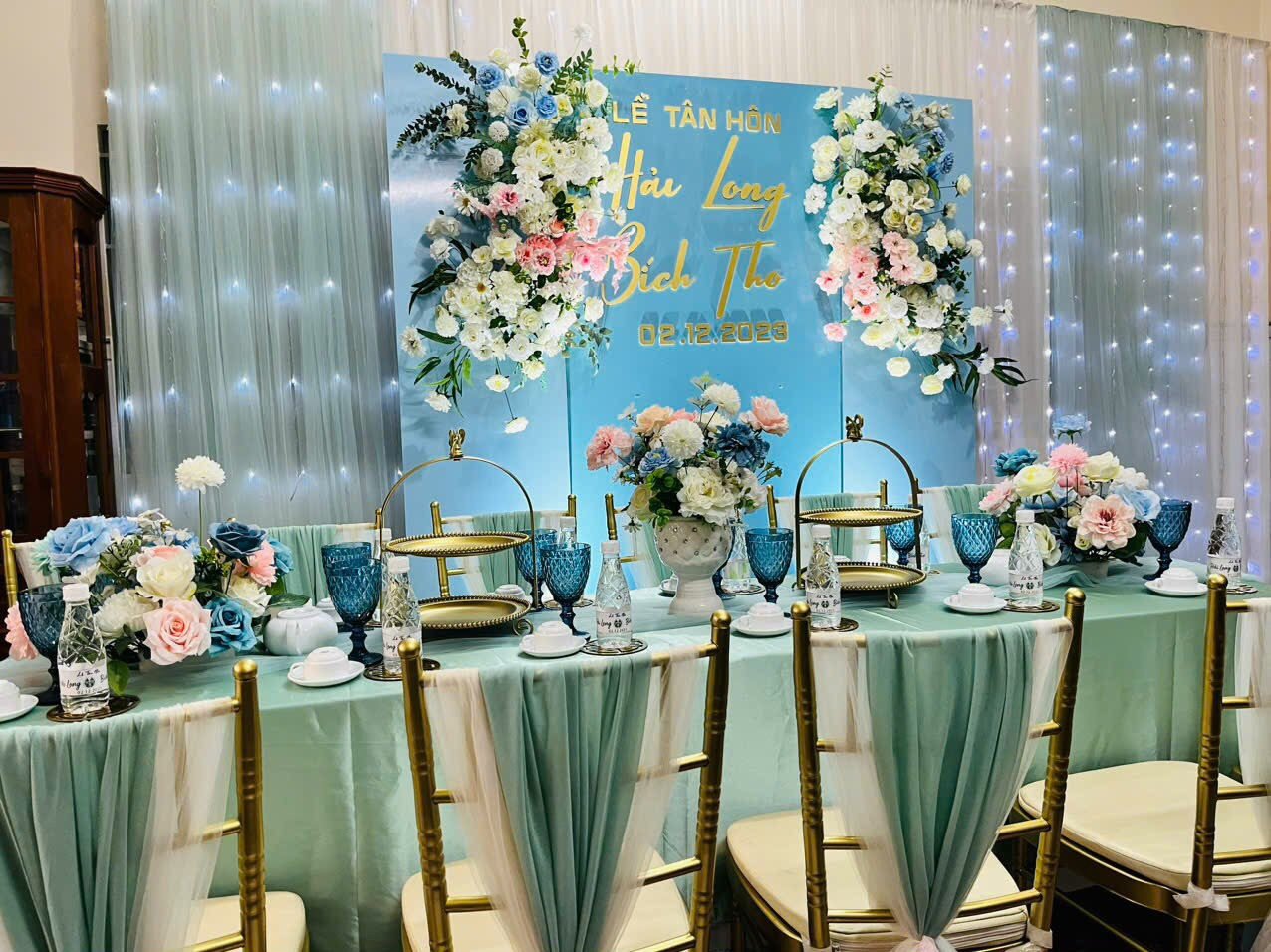 20+ Mẫu trang trí gia tiên tone màu xanh hot trend & độc đáo